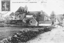 Jusqu'à la fin du XXème siècle, la maison était adossée à la "maison Breton" (boulangerie actuelle) et à la "maison Grosjean" démolie dans la seconde moitié du XXème siècle